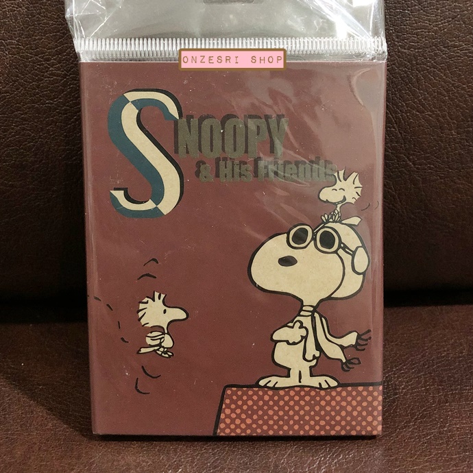 กระดาษโน้ตมีกาว Delfino Sticky Note แบบเล่ม ลาย Snoopy Vintage Pilot เล่มสีน้ำตาล ใช้คั่นหน้าหรือแปะเขียนข้อความได้ มีกาวด้านหลัง มี Sticker ที่สามารถทำเป็น index ได้ด้วย ขนาด 9 x 7 x 1 ซม. มีลายด้านใน 13 ลาย