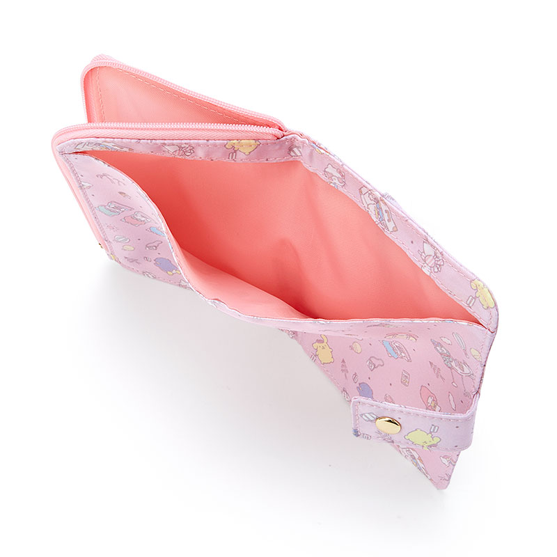 กระเป๋า Flat Pouch & Tissue Case ลาย Sanrio Travel สีชมพู ด้านหน้าเป็นช่องซิป ทำเป็นกระเป๋าสตางค์ได้ มีกระดุมแป๊กติด กางออกใส่มาสก์ได้ ด้านหลังใส่ทิชชู่ได้ ขนาด 13.5 x 10 x 4 ซม. / ตอนกาง 20 x 13.5 ซม.