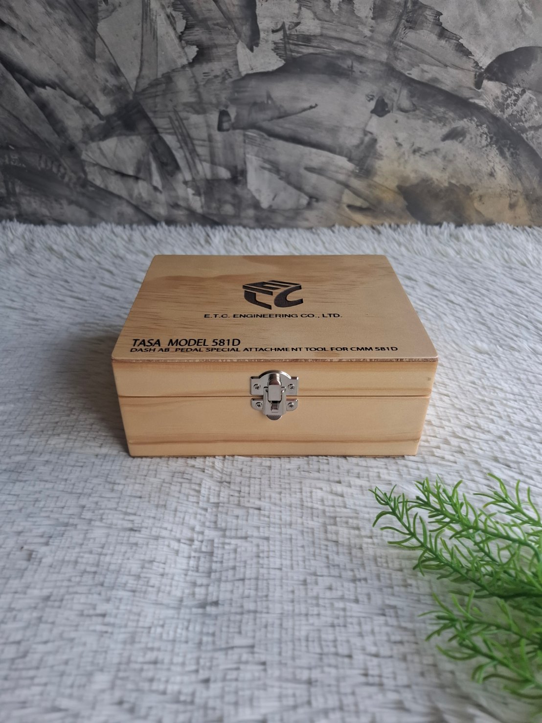 กล่องไม้สนฝาล็อค