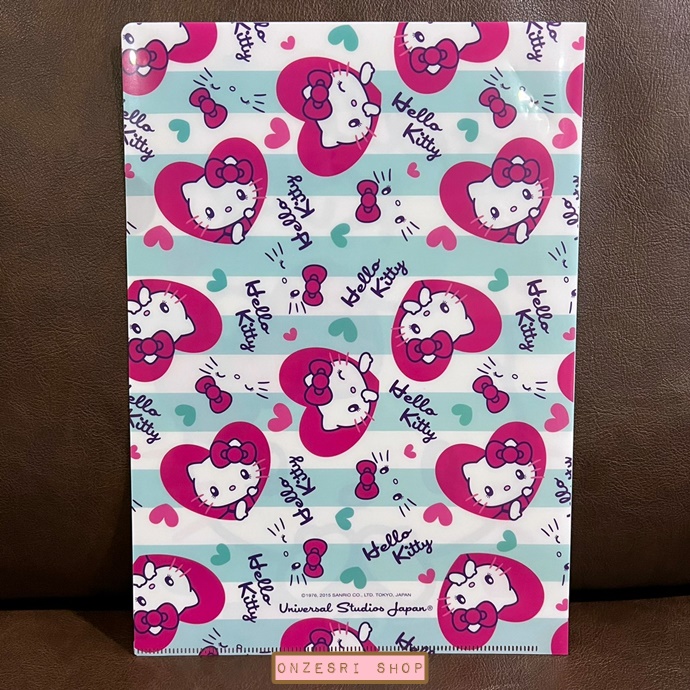 แฟ้ม A4 USJ ลาย Hello Kitty สีขาวชมพู - ฟ้า มาพร้อมสติกเกอร์ลายน่ารัก มีขายเฉพาะที่ Universal Studios Japan เท่านั้น ** ของใหม่ในแพ็ค มีรอยจากการจัดเก็บตรงแฟ้มบ้าง