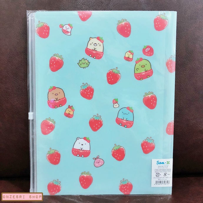 แฟ้ม A4 ลาย Sumikko Gurashi Strawberry Fair สีฟ้า แยกใส่เอกสารได้ 6 ช่อง + 1 ช่องซิปด้านหลัง
