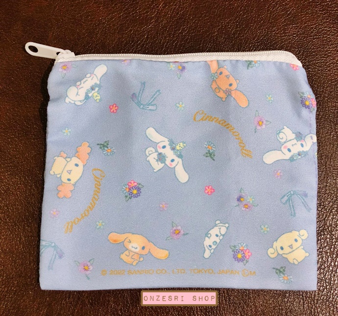 กระเป๋า Cinnamoroll Bag-Liked Pouch แบบสีฟ้าอมม่วงอ่อน ขนาด 14.5 x 11.5 ซม. ทำเป็นลายกระเป๋าน่ารัก มีซิปปิดเปิดด้านบน ทำจากผ้า