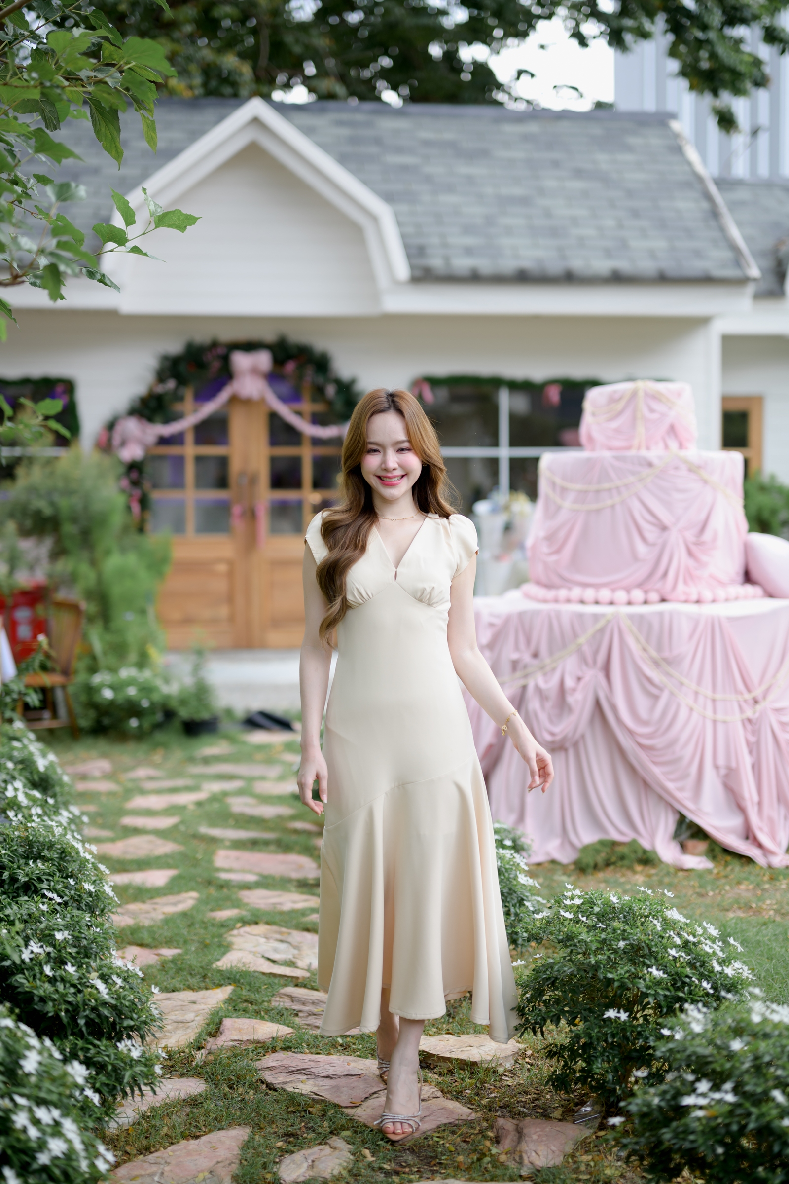 Petal Sway Maxi Dress : สีครีม