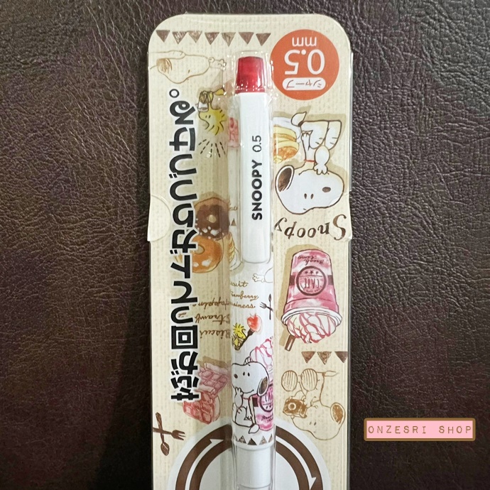 ดินสอกด Kurutoga ลาย Snoopy Sweets (Limited) แบรนด์นี้ขึ้นชื่อด้านมีระบบเหลาไส้เองในตัวดินสอ ทำให้เวลาเขียนเส้นจะคมชัดตลอด