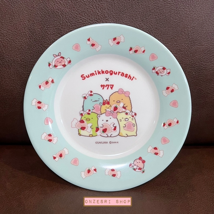 จานเมลามีนใบเล็ก Sumikko Gurashi x Sakuma Strawberry Milk Candy(Limited) ขนาด 15 x 15 ซม. ไม่มีขายทั่วไป เป็นแบบต้องลุ้นกับทางหน้าร้าน San-X ที่ญี่ปุ่นเท่านั้น มี 2 แบบให้เลือก
