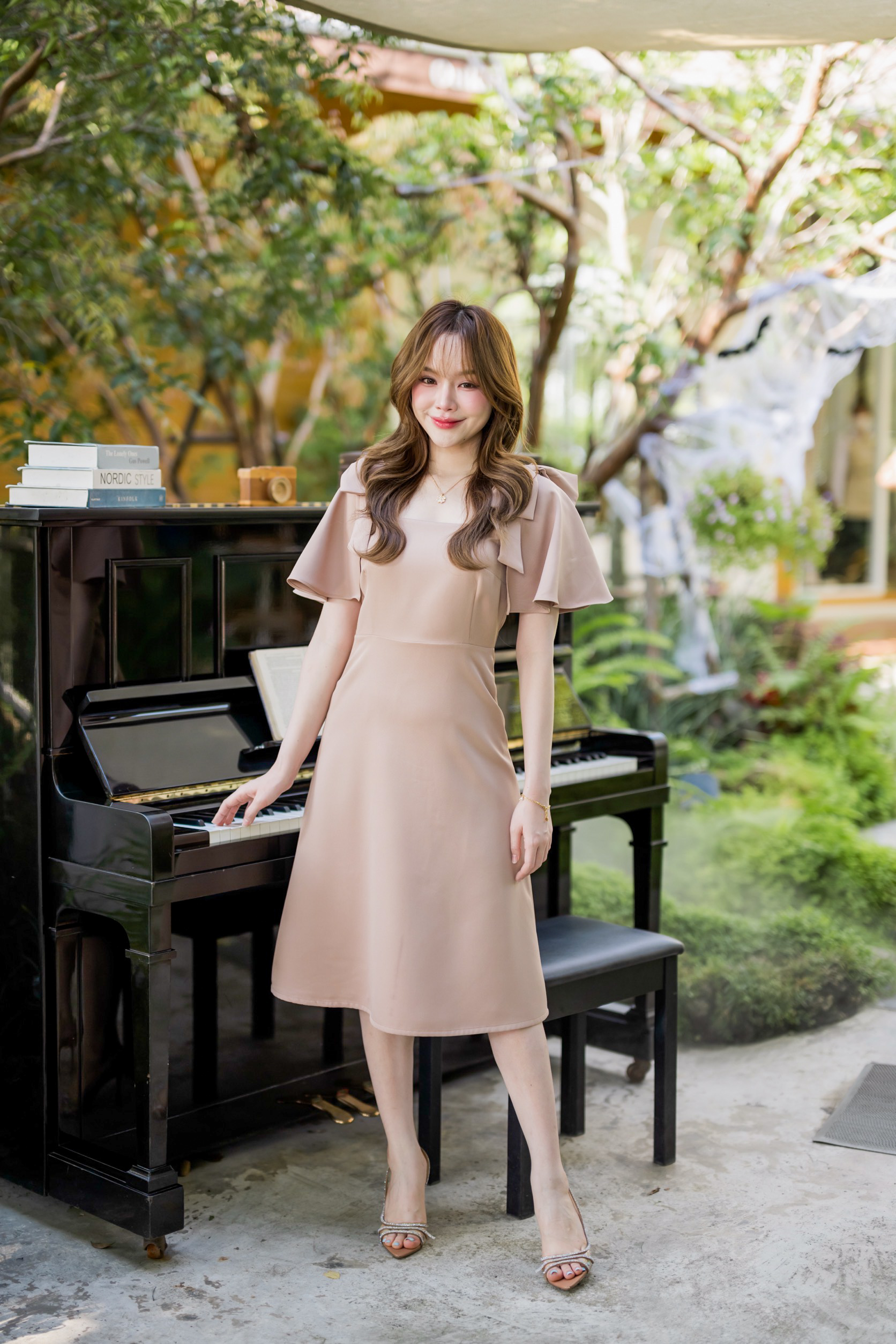 Bellette Bow Shoulder Dress : สีโอวัลติน