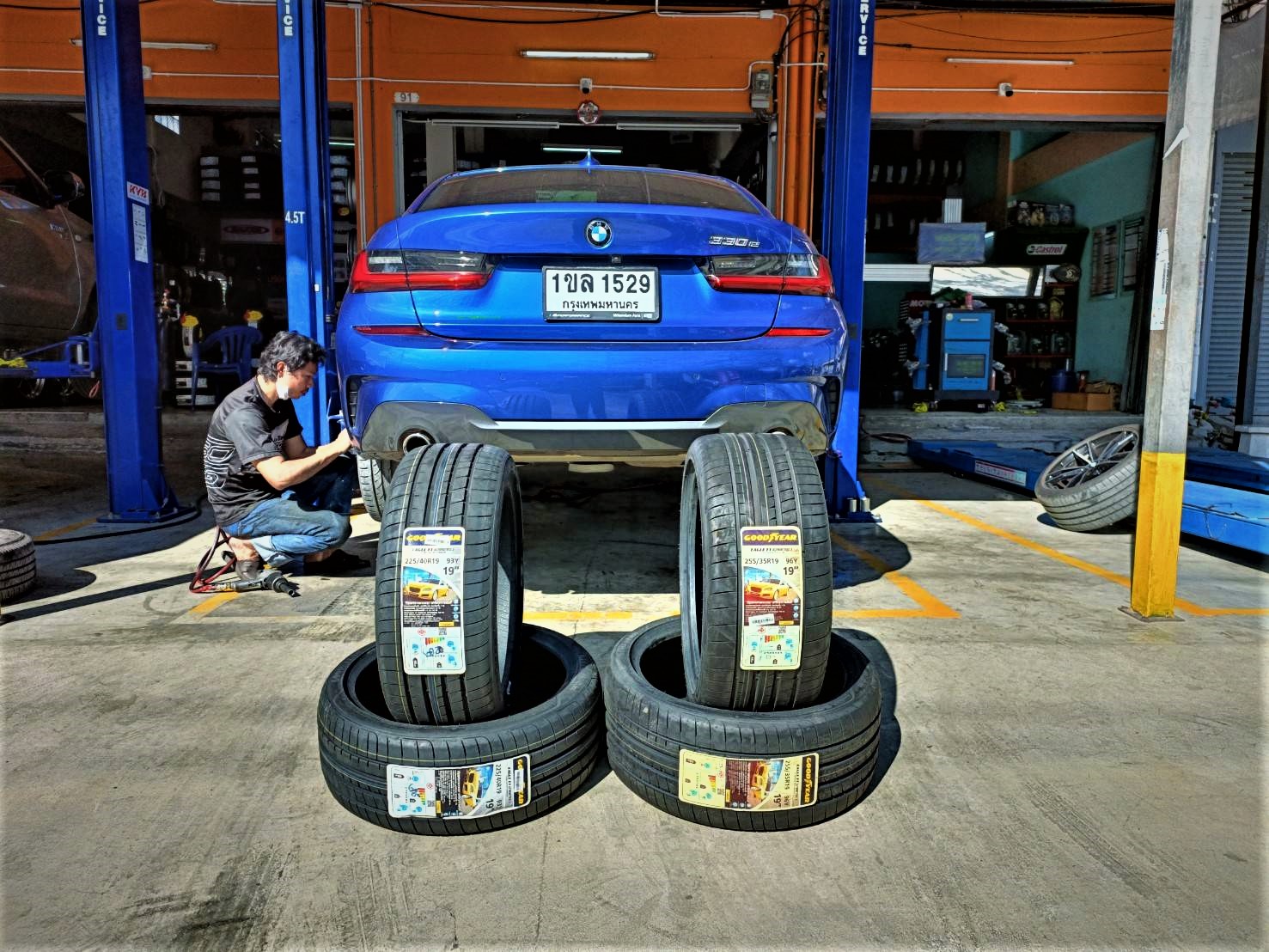 เปลี่ยนยาง BMW 330d GOODYEAR EAGLE F1 ASY3 ( RF ) 225/40 R19 93Y =2 255/35 R19 96Y =2