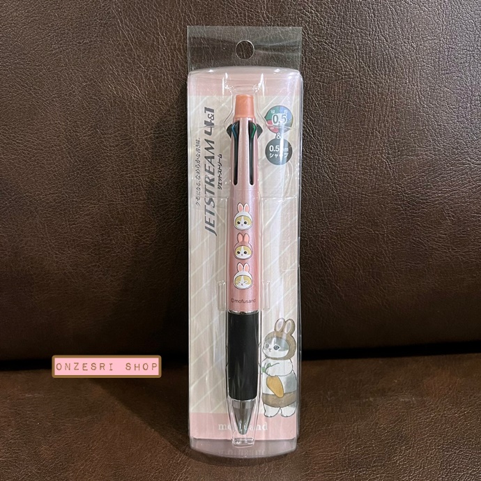 ปากกา Jetstream 4+1 ลาย mofusand (สีชมพู-ดำ) เป็นปากกาหมึก 4 สี ดำ แดง เขียว น้ำเงิน หัว 0.5 และเป็นดินสอกดในแท่งเดียวกัน