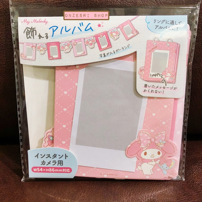 ที่ใส่รูป Sanrio Photo Album Garland แบบ My Melody เป็นแบบที่ใส่รูป/การ์ด ขนาดรูปโพลารอยด์ แขวนตกแต่งได้ ขนาด 9.5 x 12 ซม. มีกรอบใส่รูป 5 / กระดาษคาแรกเตอร์ 4 / ริบบิ้นขนาด 3 ม. / ห่วงแขวน 2 ห่วง