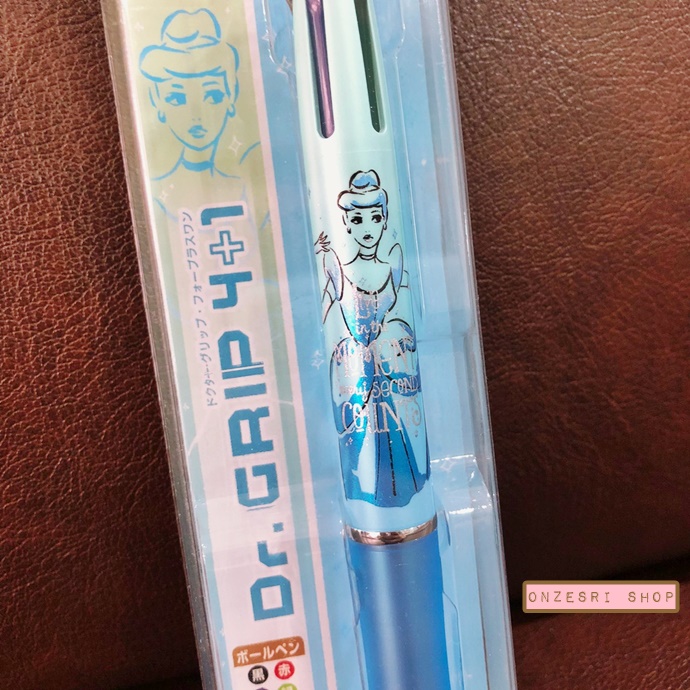 ปากกา Dr.Grip 4+1 ลาย Disney Glitter (Cinderella) เป็นปากกาหมึก 4 สี ดำ แดง เขียว น้ำเงิน และเป็นดินสอกดในแท่งเดียวกัน มีขายเฉพาะที่ Disney Store Japan เท่านั้น