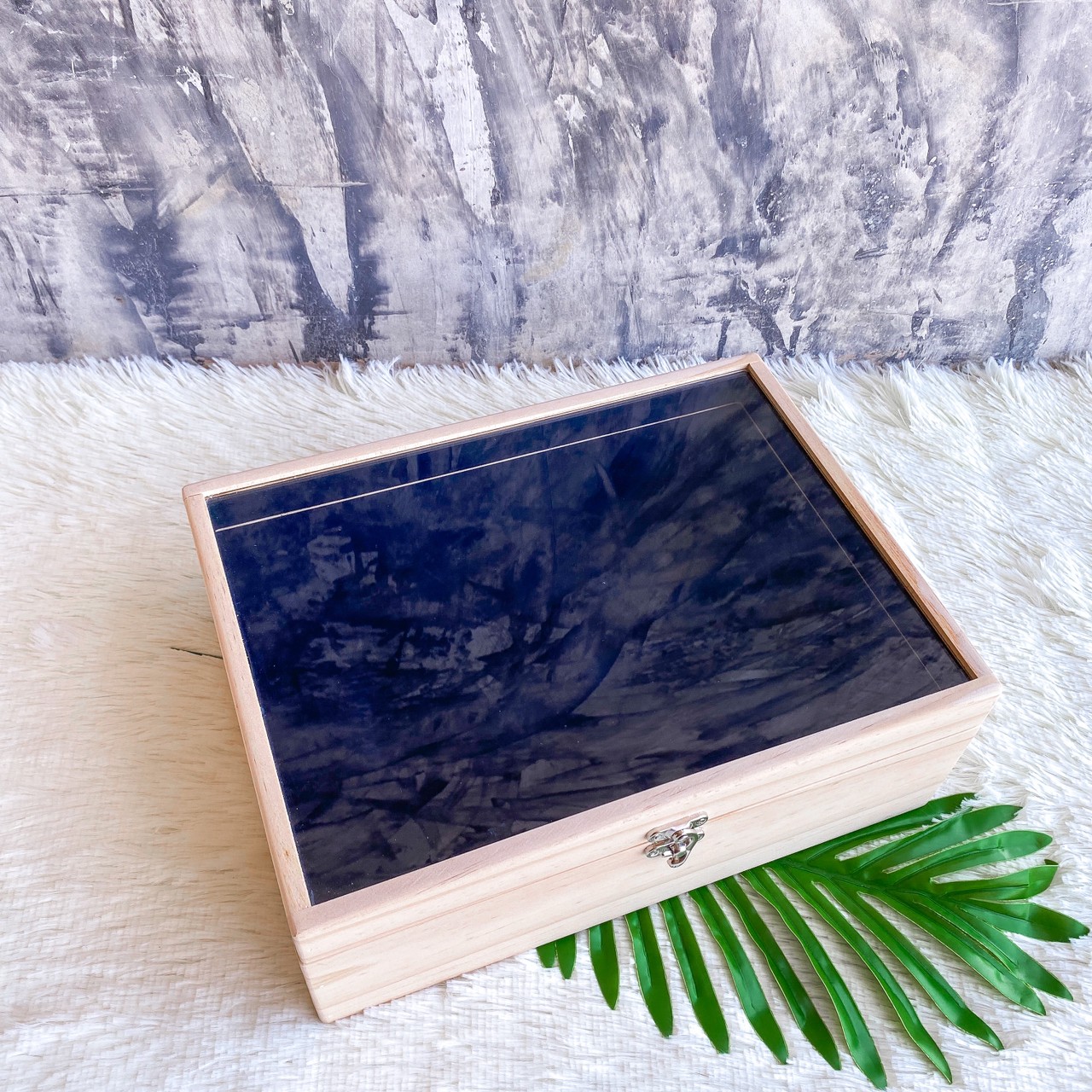 กล่องฝากระจก ฝาล็อค บุผ้ากำมะหยี่