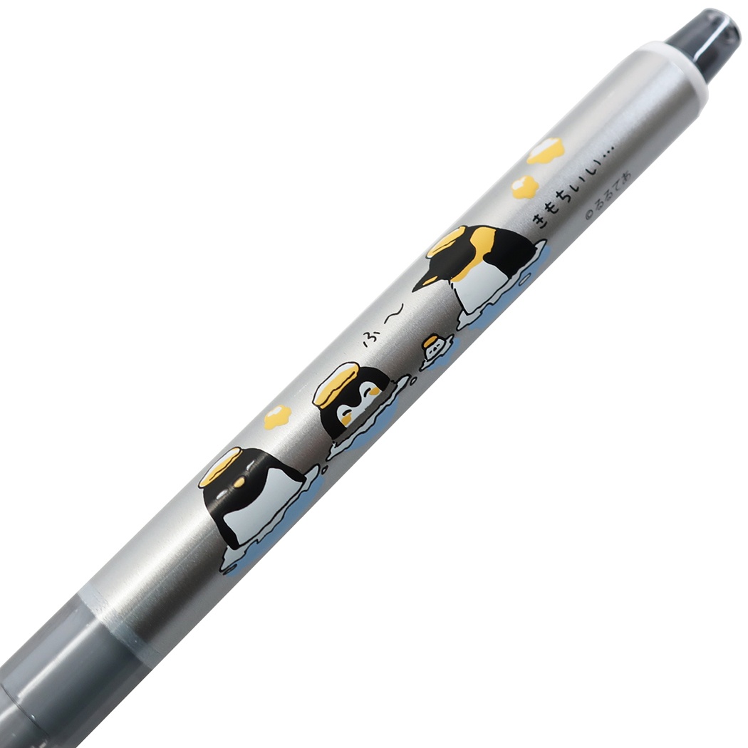 ดินสอกด Kurutoga ลายเพนกวิน Koupen Chan สีเงิน แบรนด์นี้ขึ้นชื่อด้านมีระบบเหลาไส้เองในตัวดินสอ ทำให้เวลาเขียนเส้นจะคมชัดตลอด