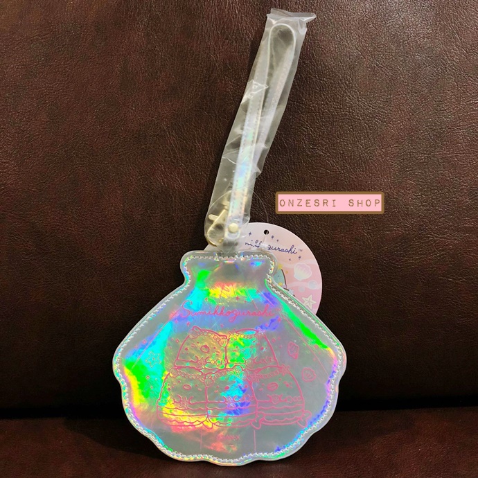 ที่ใส่บัตร Pass Case Sumikko Gurashi - Umikko Lagoon สีเงิน พอเจอแสงจะเล่นแสงเป็นสีรุ้งสวย มีสายคล้อง ขนาด 12.5 x 14 ซม.