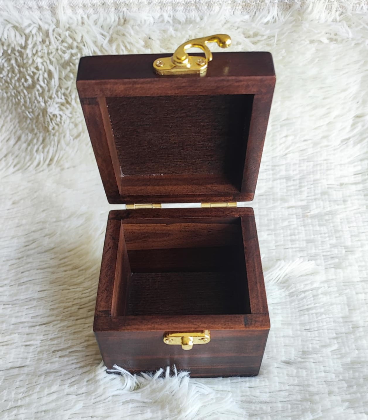 กล่องไม้ฝาล็อคสีวอลนัท