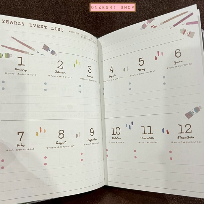 สมุด 2026 Schedule Book Family Diary เล่ม A6 ลาย Sachiko Iwabuchi - Flowers ขนาด 10 x 14.5 ซม. (112 หน้า) มีให้จดตั้งแต่เดือน 10/2025 - 3/2027 เป็นปฎิทินแบบ monthly & daily ช่องยาว