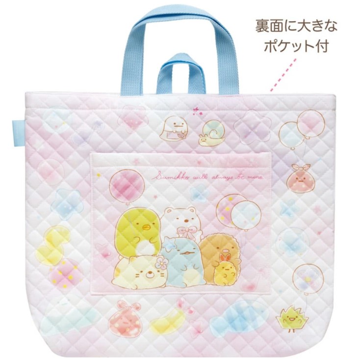 กระเป๋า Sumikko Gurashi Go Go School! Happy School 2025 Lesson Bag เป็นแบบเย็บบุ ๆ น่ารัก มีช่องใส่ของด้านนอก 1 ช่อง ขนาด 38 x 34 ซม.