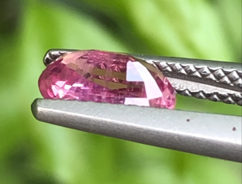 พลอย พัดพารัดชา(Padparadscha Sapphire) 1.56 กะรัต (Cts.)