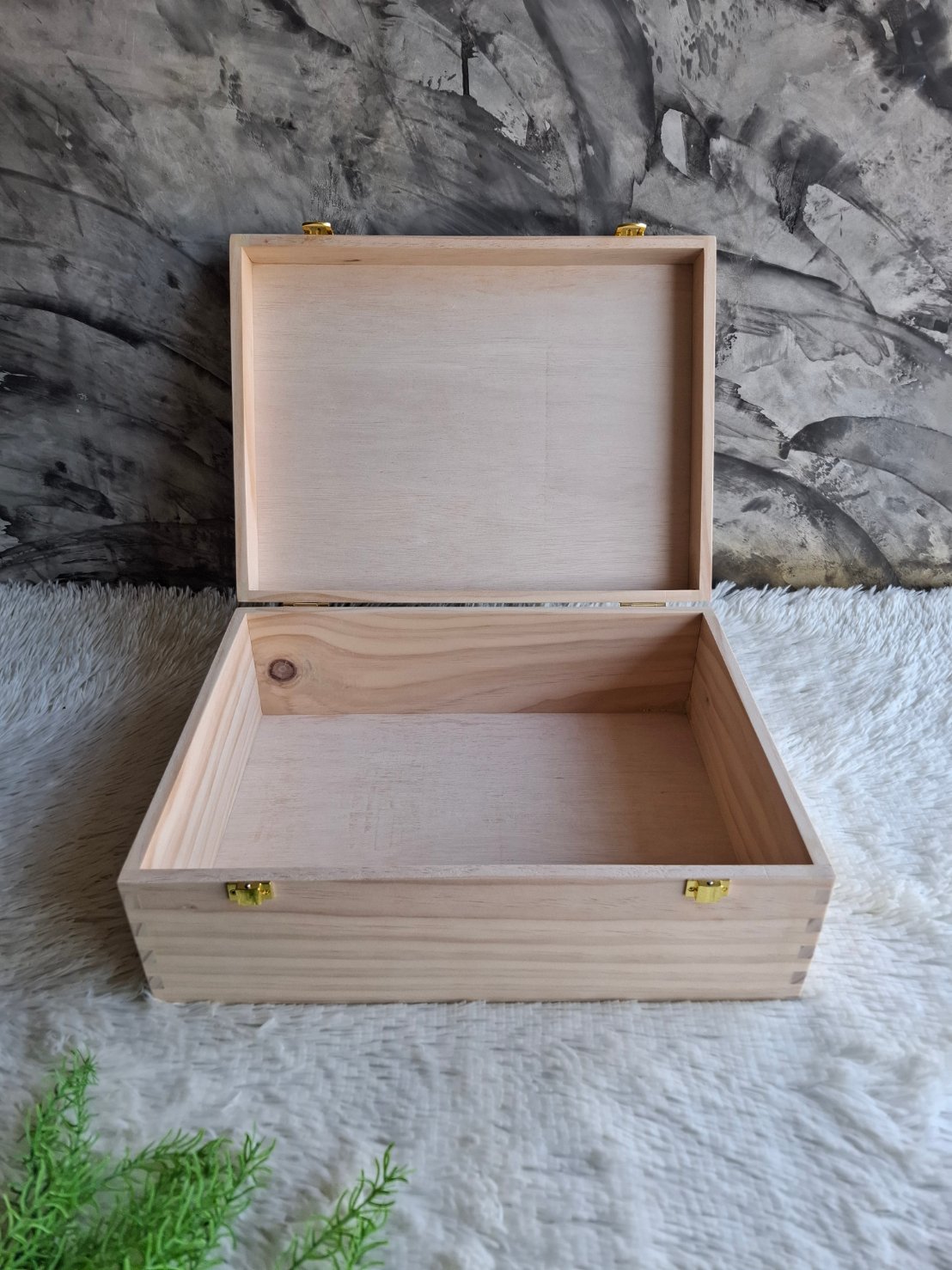 กล่องไม้สนฝาล็อค