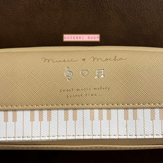 กระเป๋าเครื่องเขียนรูปเปียโนสีน้ำตาลอ่อน Music Mocha Pen Pouch จากญี่ปุ่น ใส่ของได้ 2 ช่อง ช่องหน้ากับช่องซิปด้านใน ทำจากหนัง PU ขนาด 6.5 x 18.5 x 5 ซม.