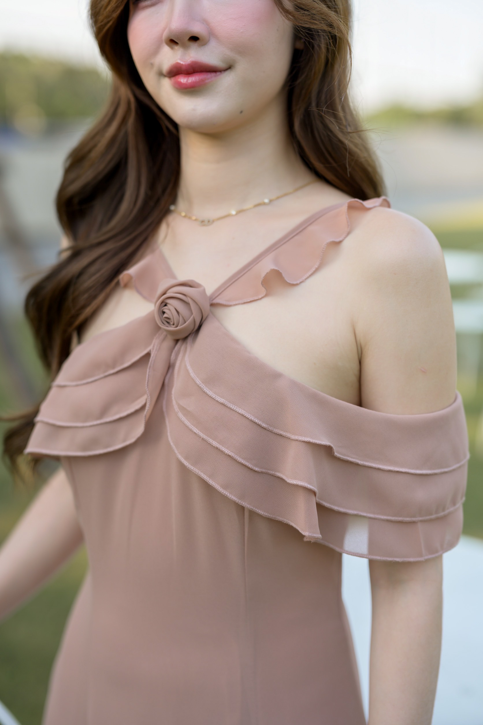 Fay Off-Shoulder Maxi Dress – Ovaltine สีโอวัลติน