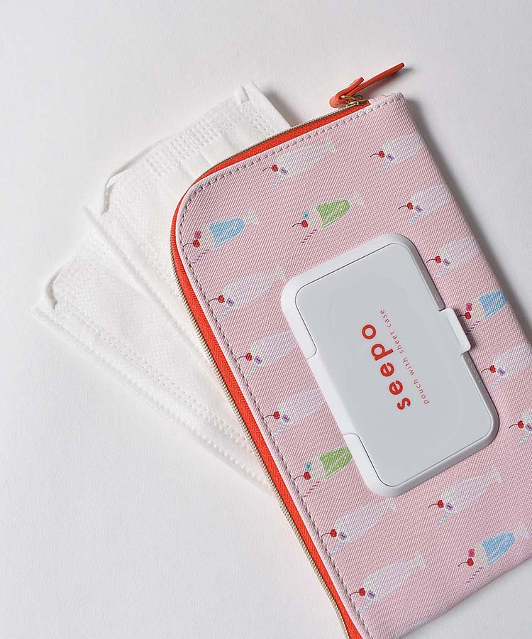 กระเป๋า seepo Mask Pouch แบบ Parfait เป็นกระเป๋าใส่ของ เครื่องสำอาง มีช่องใส่ทิชชู่เปียกหรือกระดาษทิชชู่ สามารถเปิดดึงออกจากด้านหน้าได้เลย สะดวกมาก ด้านในใส่หน้ากากอนามัยได้ ขนาด 13 x 21 x 1.5 ซม.