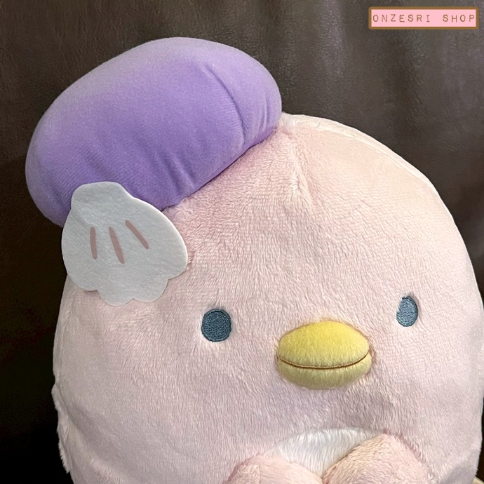 ตุ๊กตา Sumikko Gurashi Penguin Lagoon (Limited) แบบเพนกวินชมพู (Penguin Hina) ขนาด 25 x 20 x 13 ซม. ไม่มีขายทั่วไป เป็นแบบต้องลุ้นกับทางหน้าร้าน San-X ที่ญี่ปุ่นเท่านั้น