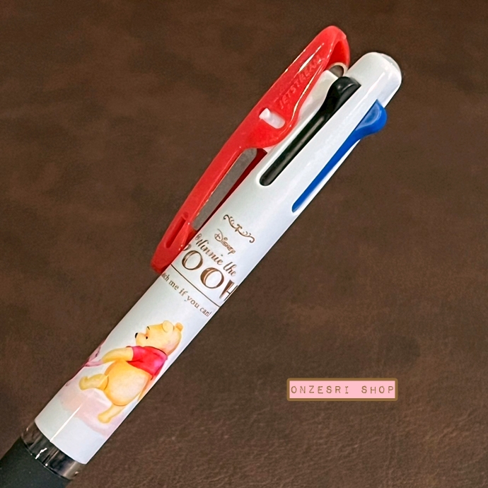 ปากกา Disney Jetstream 0.5 ลาย Pooh & Piglet หมึกมี 3 สี แดง ดำ น้ำเงิน ตรงที่เสียบเป็นแบบคลิป ติดแน่น