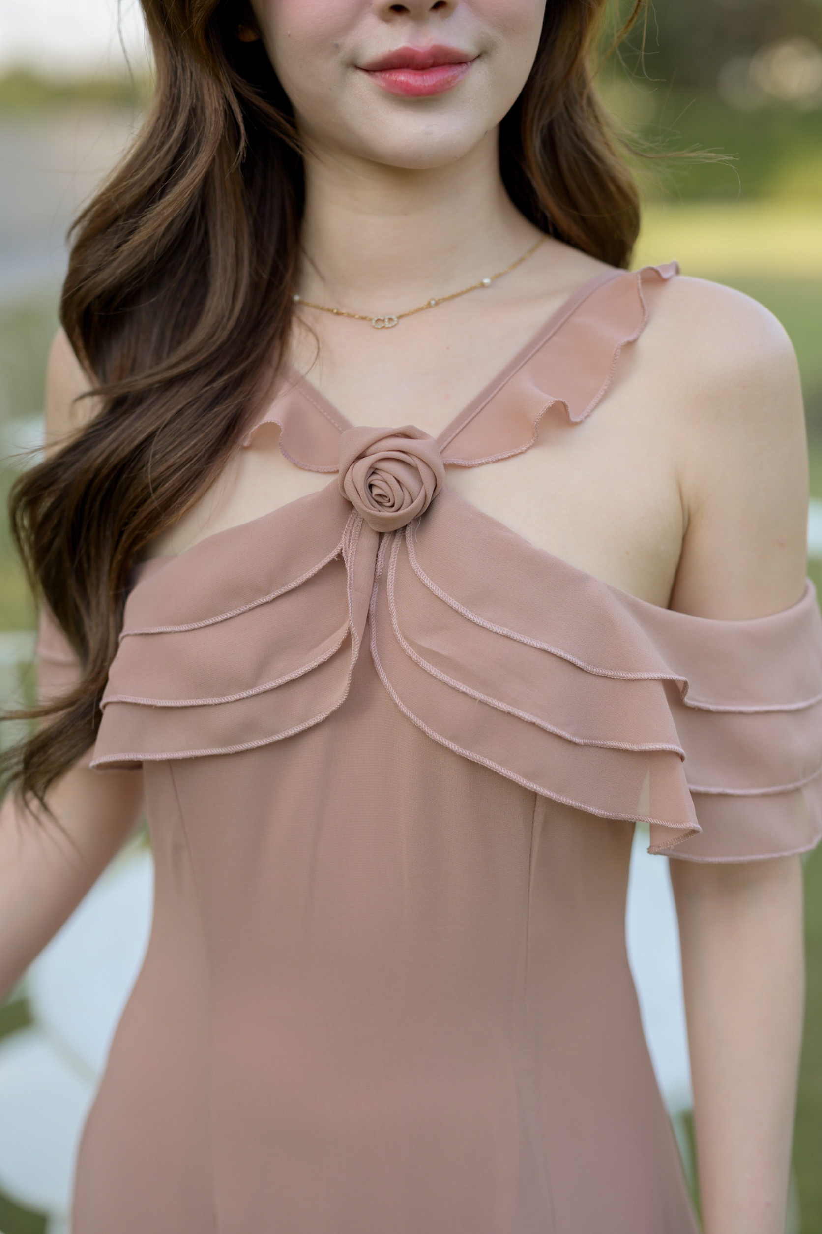 Fay Off-Shoulder Maxi Dress – Ovaltine สีโอวัลติน