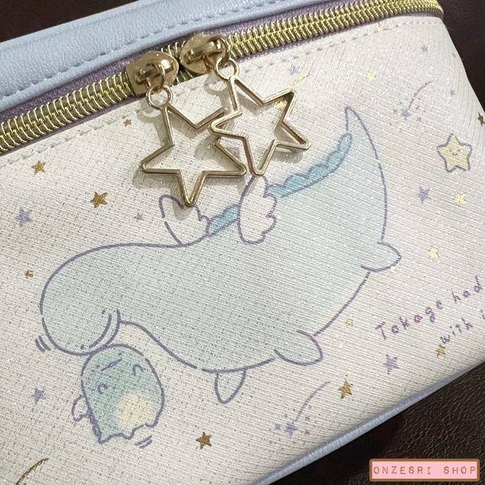 กระเป๋า Sumikko Gurashi คอลเลกชั่น Tokage's Dream Vol.2 Multi Pouch ใส่ของได้เยอะ ใส่เครื่องเขียน เครื่องสำอาง หรือตุ๊กตาได้ ขนาด 12 x 19 x 11 ซม.