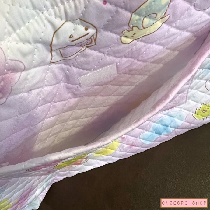 กระเป๋า Sumikko Gurashi Go Go School! Happy School 2025 Lesson Bag เป็นแบบเย็บบุ ๆ น่ารัก มีช่องใส่ของด้านนอก 1 ช่อง ขนาด 38 x 34 ซม.