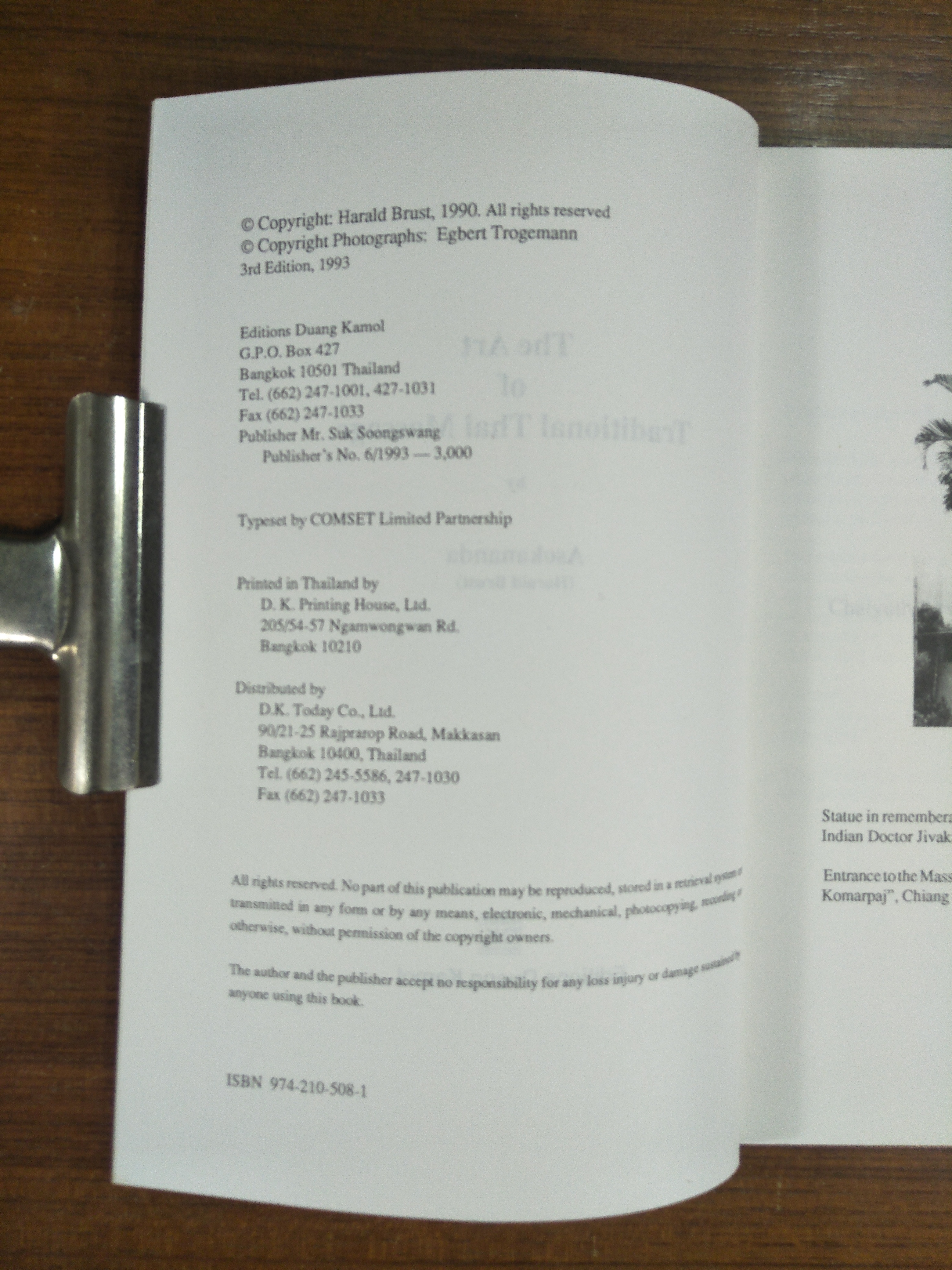 THE ART OF TRADITIONAL THAI MASSAGE / Editions Duang Kamol