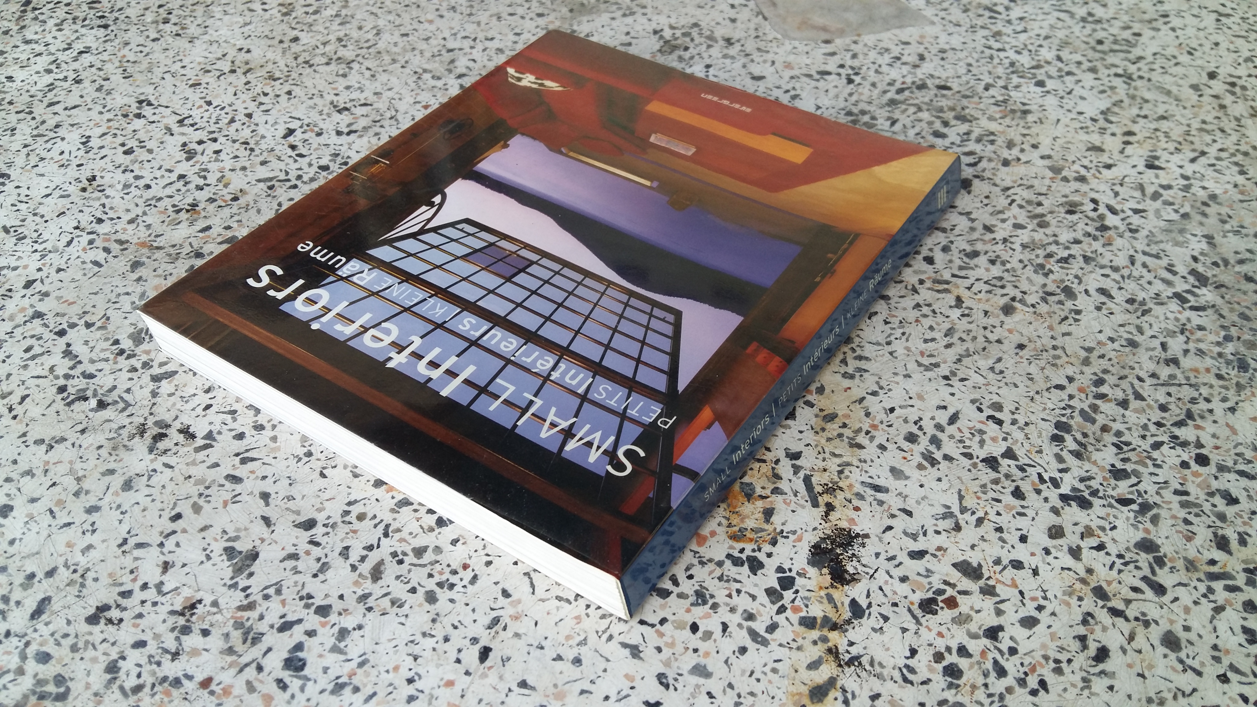 SMALL LNTERIORS / PETITS LNTERIEURS