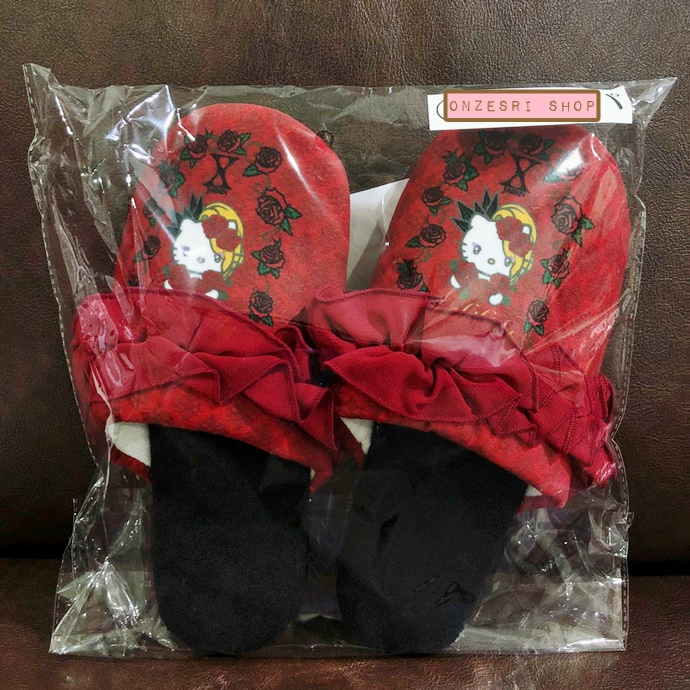 รองเท้าแตะใส่ในบ้าน Yoshikitty Slippers (Limited) สีแดง ขนาด 26 ซม. ไม่มีวางขายทั่วไป เป็นแบบต้องลุ้นกับทางหน้าร้าน Sanrio ที่ญี่ปุ่นเท่านั้น