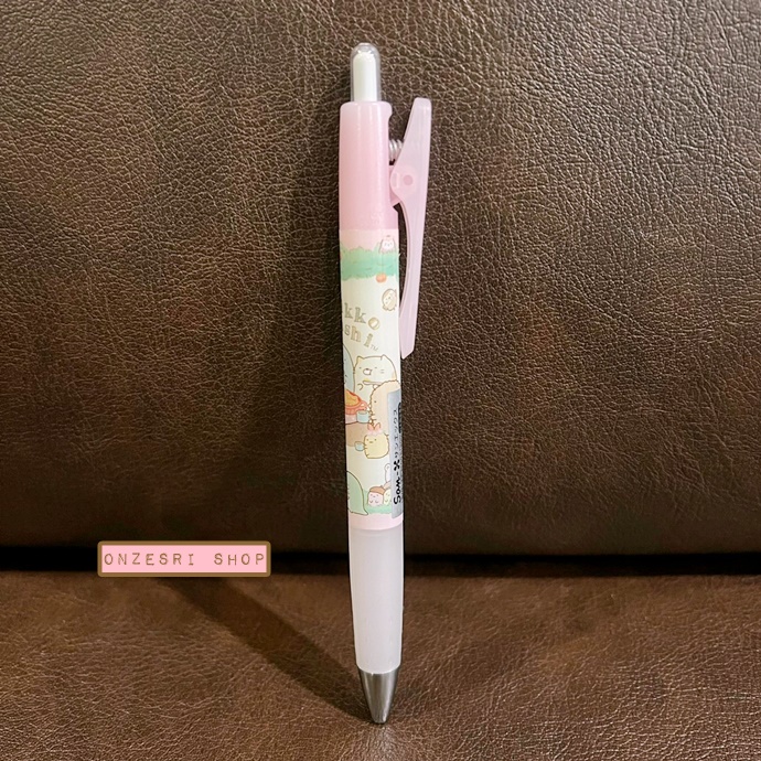 ปากกาหมึกดำ Pilot Opt. ลาย Sumikko Gurashi Forest สีชมพู ตรงคลิปที่หนีบเป็นแบบกด หนีบได้แน่น ไม่หลุดง่าย