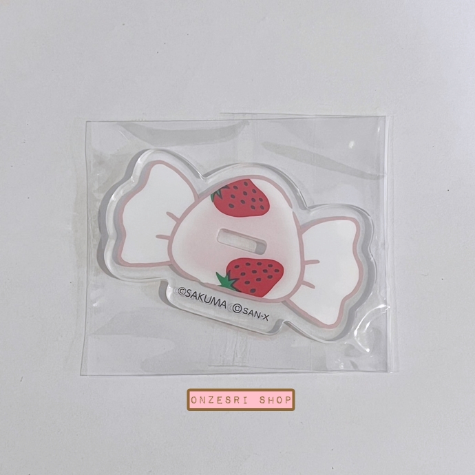 พวงกุญแจอะคริลิค Sumikko Gurashi x Sakuma Strawberry Milk Candy(Limited) แบบ Shiro Kuma มีฐานไว้ตั้งเป็นสแตนดี้ได้ ขนาด 8 x 8 ซม. ไม่มีขายทั่วไป เป็นแบบต้องลุ้นกับทางหน้าร้าน San-X ที่ญี่ปุ่นเท่านั้น