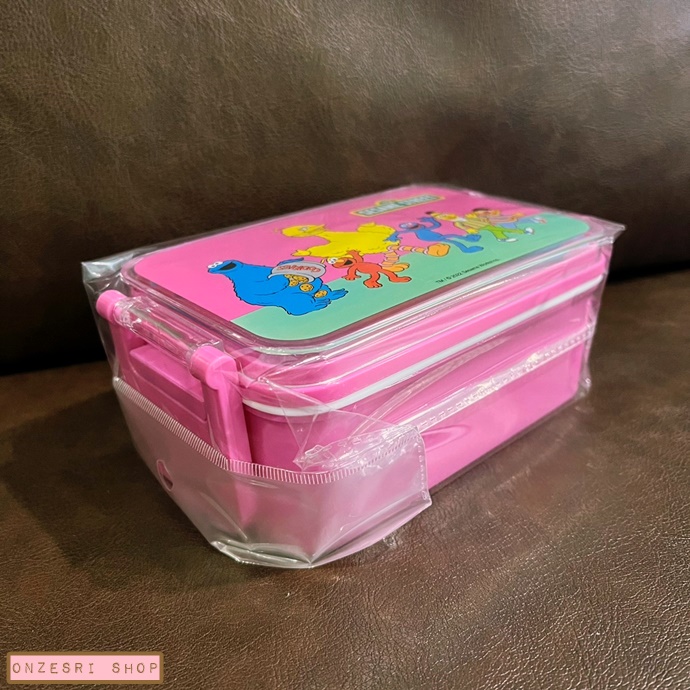 กล่องข้าวพร้อมตะเกียบ ลาย Sesame Street สีชมพูสดใส ขนาด 10.2 x 18 x 7 ซม.