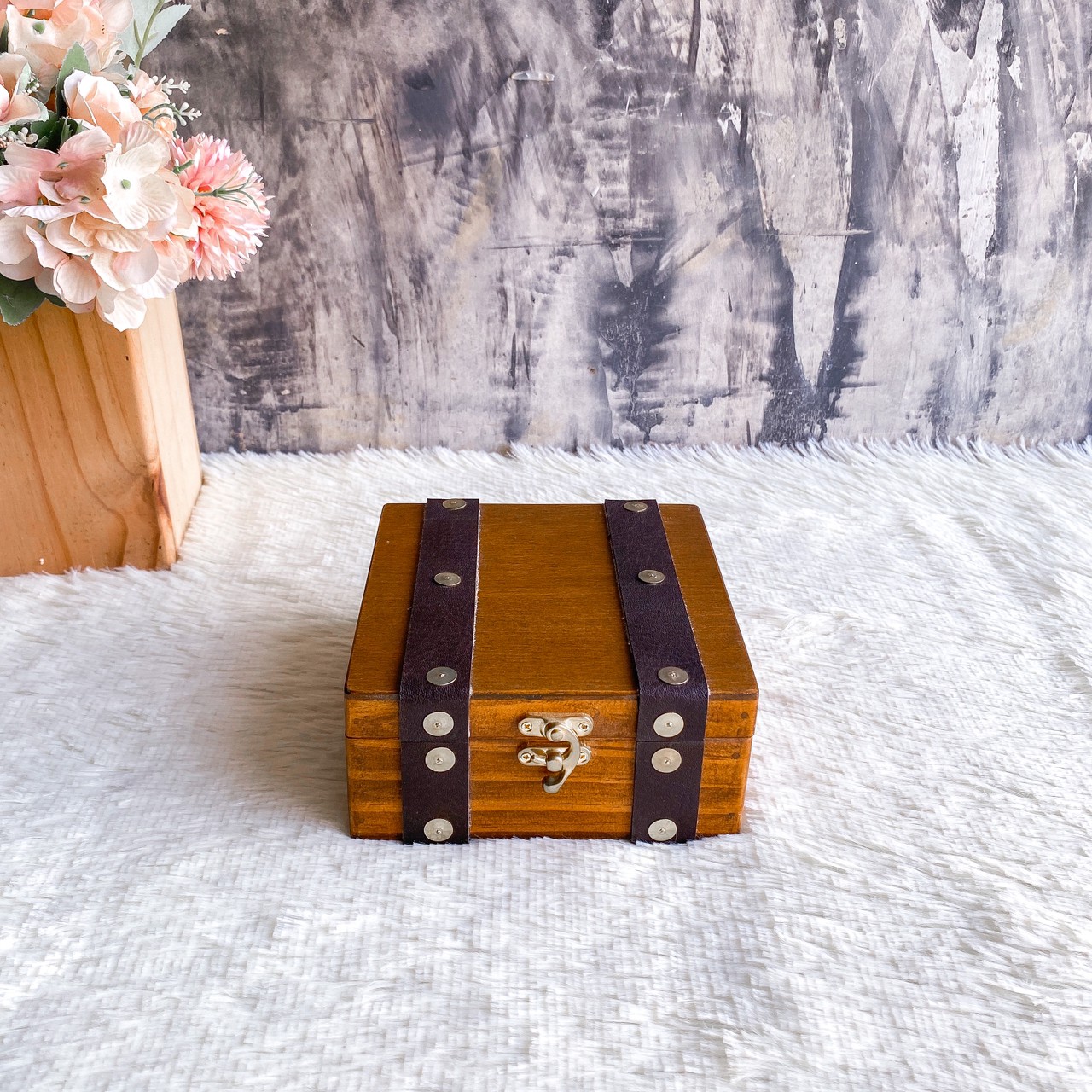 กล่องไม้ฝาล็อค ไซส์ S ตกแต่งหนัง (Wooden lock box, S size)