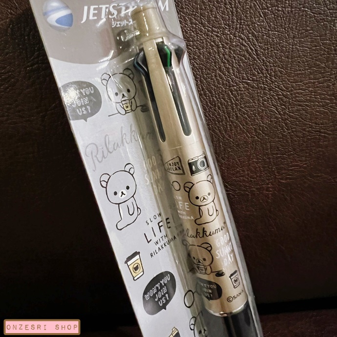 ปากกา Jetstream 4+1 ลาย Rilakkuma Factory สีทอง เป็นปากกาหมึก 4 สี ดำ แดง เขียว น้ำเงิน หัว 0.7 และเป็นดินสอกดในแท่งเดียวกัน