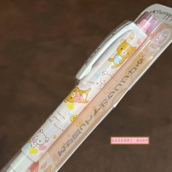 ดินสอกด Kurutoga ลาย Rilakkuma Happy Love ลายหัวใจ หัว 0.5 แบรนด์นี้ขึ้นชื่อด้านมีระบบเหลาไส้เองในตัวดินสอ ทำให้เวลาเขียนเส้นจะคมชัดตลอด