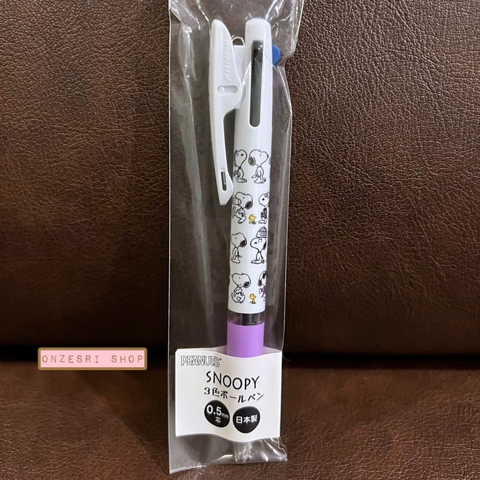 ปากกา Jetstream 0.5 ลาย Snoopy สีขาวม่วง หมึกมี 3 สี แดง ดำ น้ำเงิน ตรงที่เสียบเป็นแบบคลิป ติดแน่น