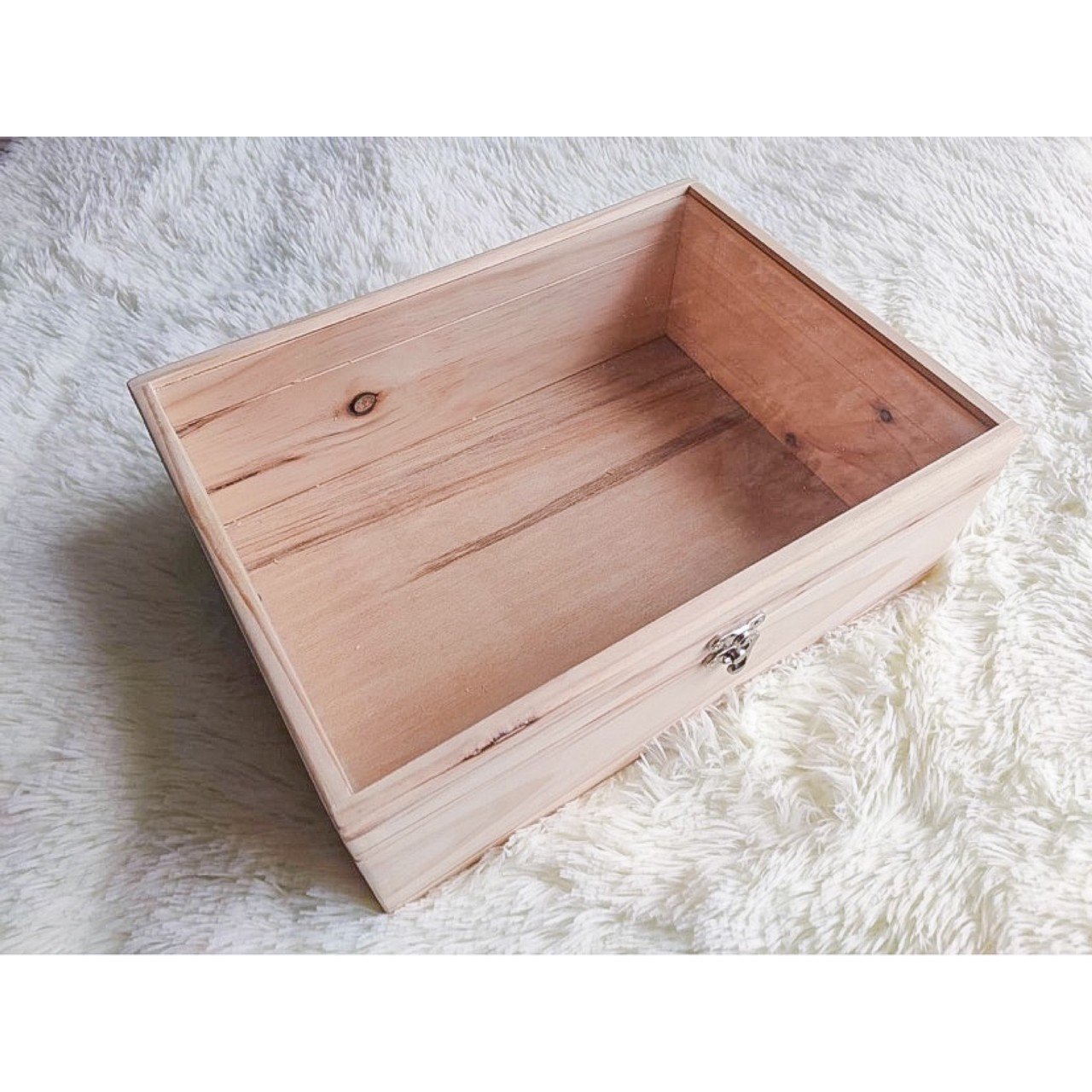 กล่องไม้สนฝากระจก (Wooden box with glass lid)