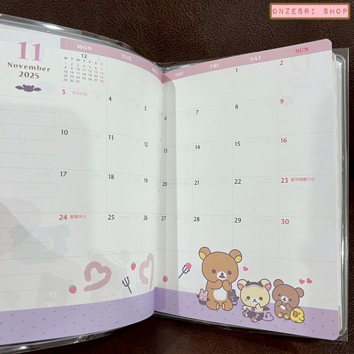 สมุด 2026 Schedule Book เล่มกลาง A6 ลาย Rilakkuma สีขาว ขนาด 10.8 x 15.5 x 0.6 ซม. (64 หน้า) มีให้จดตั้งแต่เดือน 10/2025 - 3/2027 เป็นปฎิทินแบบ monthly ช่องกลาง ด้านหน้าเป็นช่อง pocket ใส่ของได้