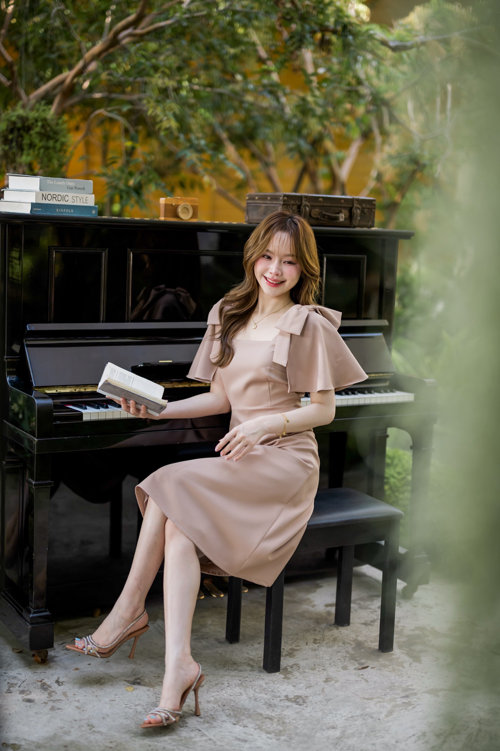 Bellette Bow Shoulder Dress : สีโอวัลติน