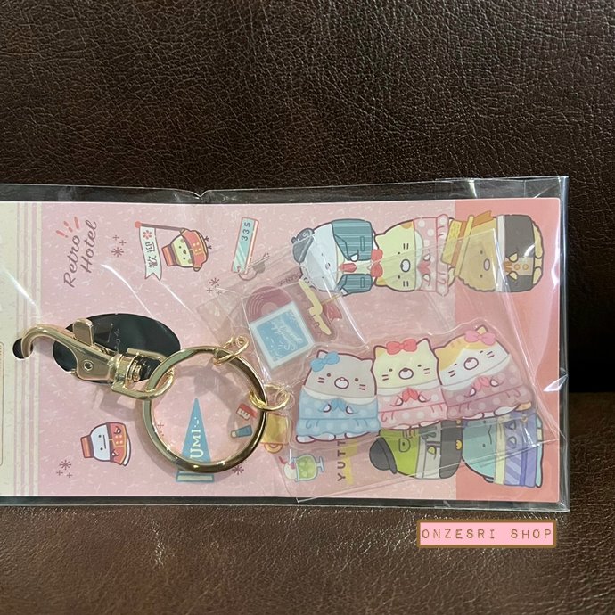 พวงกุญแจอะคริลิค Sumikko Gurashi - Hotel New Sumikko (Limited) แบบ Neko 3 ตัว ไม่มีขายทั่วไป เป็นแบบต้องลุ้นกับทางหน้าร้าน San-X ที่ญี่ปุ่นเท่านั้น ขนาด 3 x 6 ซม. / 2.5 x 2.5 ซม.