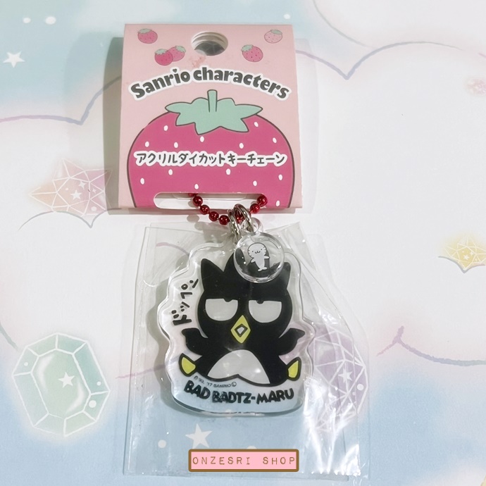 พวงกุญแจ Sanrio Acrylic ลาย Badtz Maru เป็นอะคริลิคใส เป็นตัวห้อยใหญ่กับตัวห้อยเล็กด้านบน ขนาด 4 x 4 ซม. โดยประมาณ (วัดไม่รวมสาย)