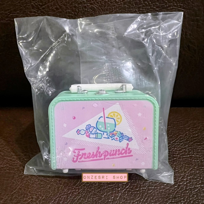 โมเดลกระเป๋าเดินทาง Sanrio Retro Trunk Miniature Collection ด้านในมีกระจกเล็ก เปิดใส่ของได้นิดหน่อย ขนาด 4.5 x 3 x 2 ซม. มี 5 แบบให้เลือก