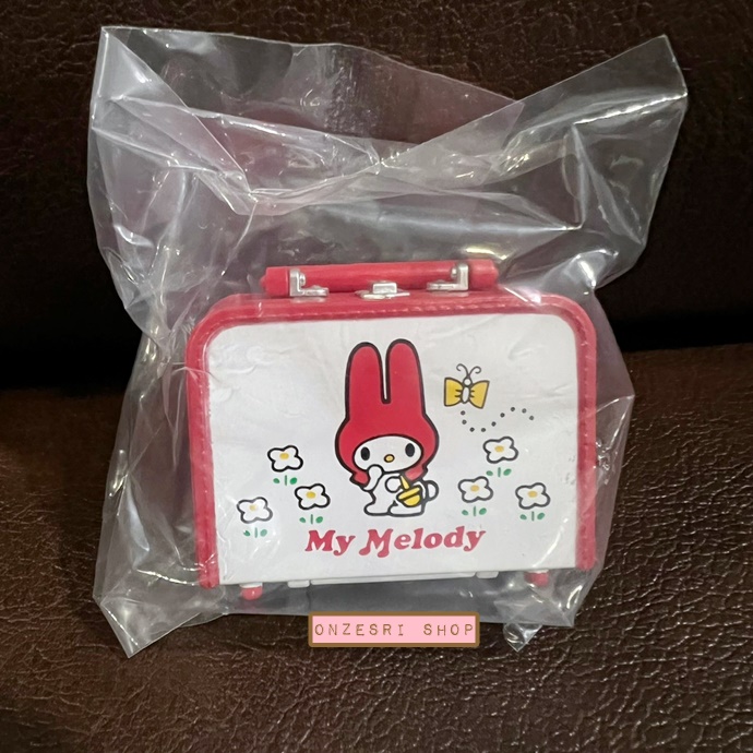 โมเดลกระเป๋าเดินทาง Sanrio Retro Trunk Miniature Collection ด้านในมีกระจกเล็ก เปิดใส่ของได้นิดหน่อย ขนาด 4.5 x 3 x 2 ซม. มี 5 แบบให้เลือก