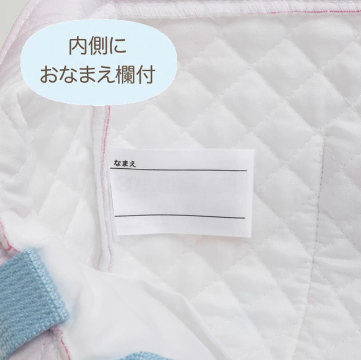 กระเป๋า Sumikko Gurashi Go Go School! Happy School 2025 Lesson Bag เป็นแบบเย็บบุ ๆ น่ารัก มีช่องใส่ของด้านนอก 1 ช่อง ขนาด 38 x 34 ซม.