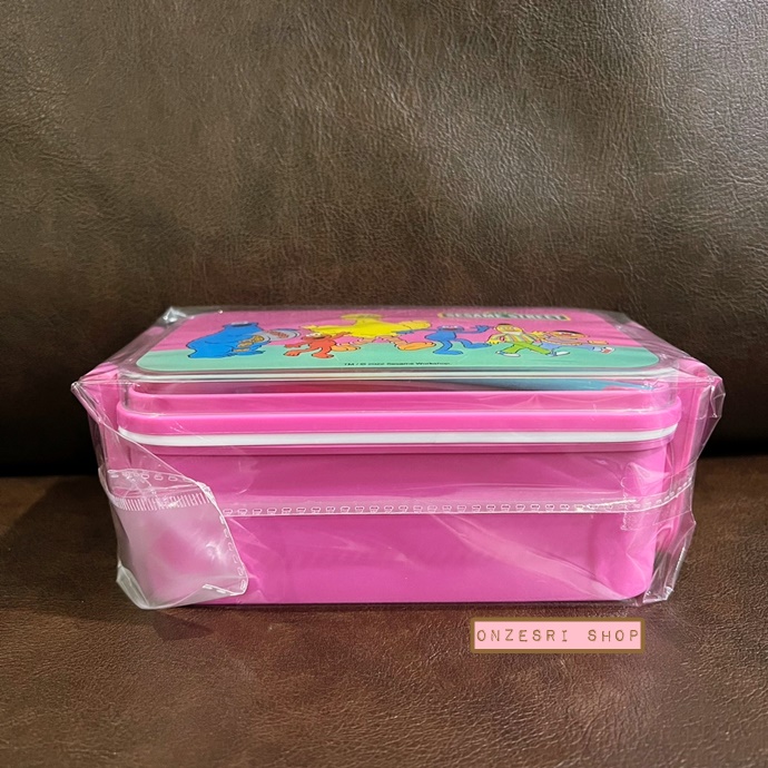 กล่องข้าวพร้อมตะเกียบ ลาย Sesame Street สีชมพูสดใส ขนาด 10.2 x 18 x 7 ซม.