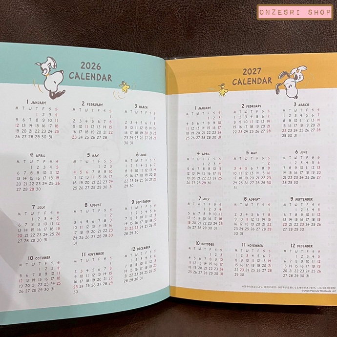 สมุด 2026 Schedule Book เล่มหนา B6 ลาย Snoopy Comic Design สีครีม ขนาด 13.5 x 18.8 x 1.1 ซม. (176 หน้า) มีให้จดตั้งแต่เดือน 10/2025 - 12/2026 เป็นปฎิทินแบบ monthly & weekly
